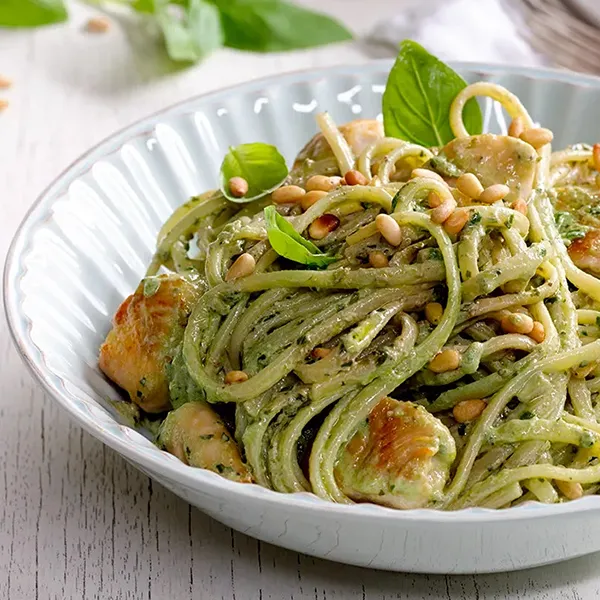 Creamy Spaghetti with Chicken and Pesto Sauce